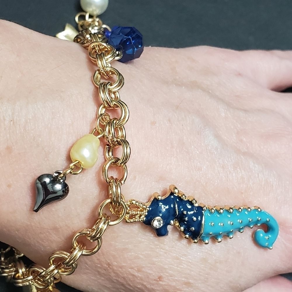 Gold tone under the sea themed charm bracelet 7.25"
